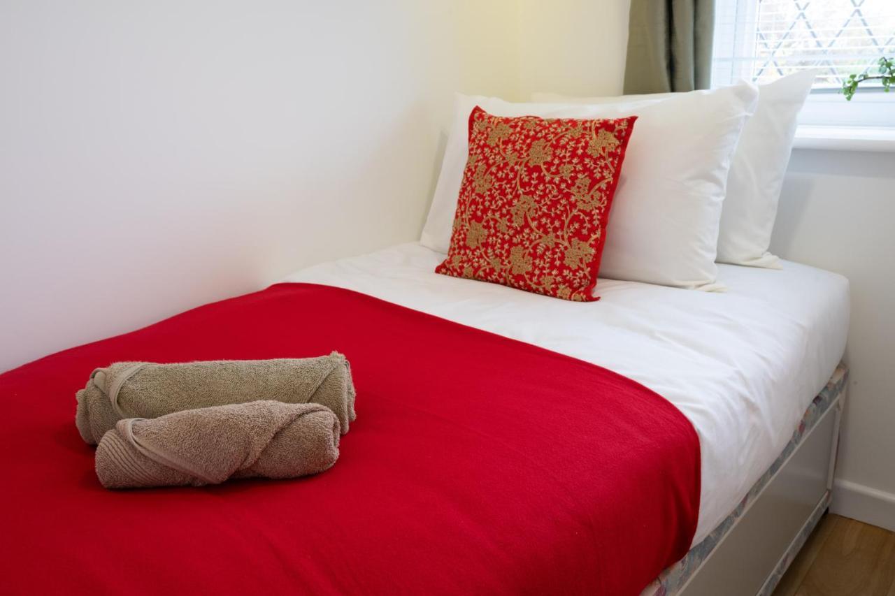 Beautiful House In South Cambridge, 14-Min Drive To The City Centre, Free Parking, No Sofabeds, Sleeps 6 Екстериор снимка
