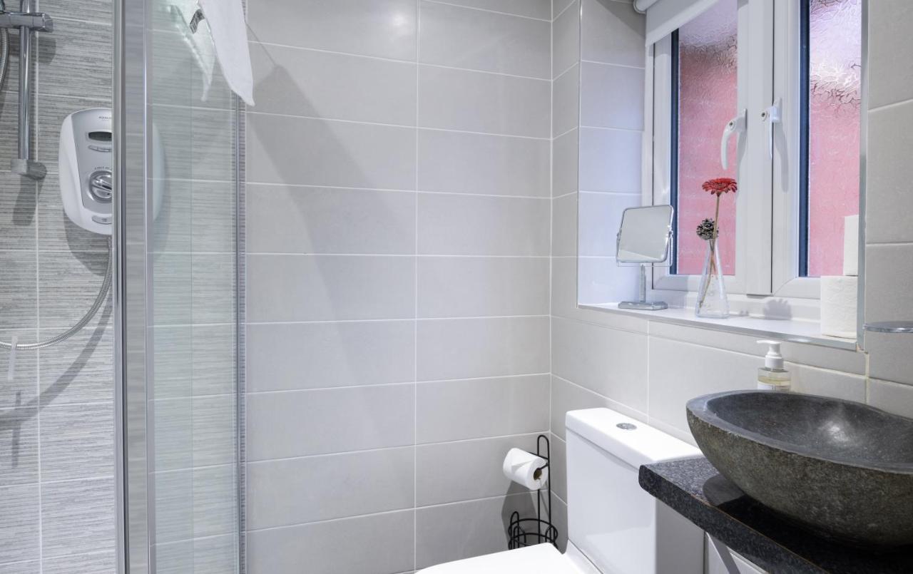 Beautiful House In South Cambridge, 14-Min Drive To The City Centre, Free Parking, No Sofabeds, Sleeps 6 Екстериор снимка