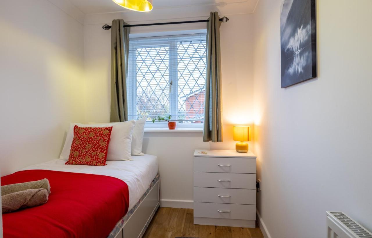 Beautiful House In South Cambridge, 14-Min Drive To The City Centre, Free Parking, No Sofabeds, Sleeps 6 Екстериор снимка