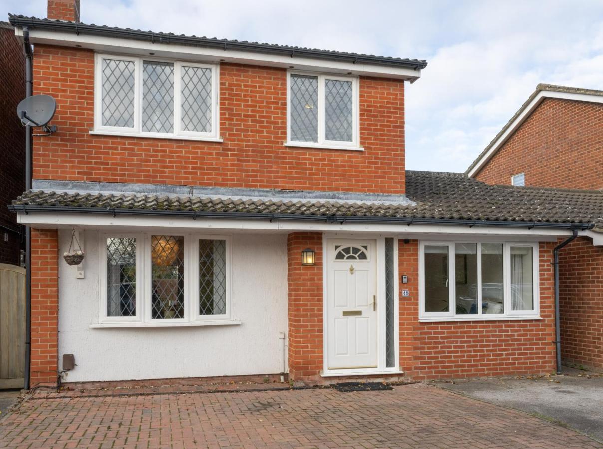 Beautiful House In South Cambridge, 14-Min Drive To The City Centre, Free Parking, No Sofabeds, Sleeps 6 Екстериор снимка