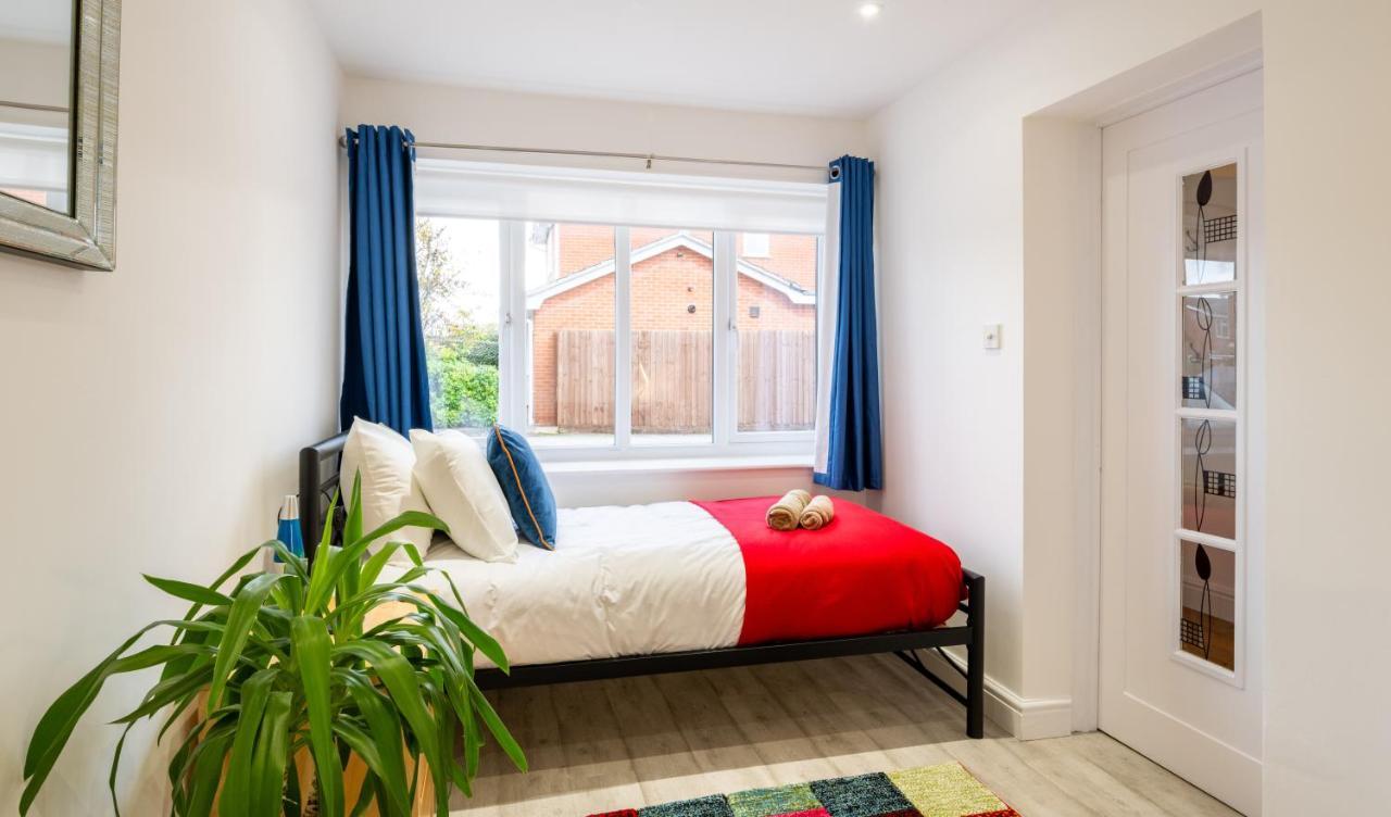 Beautiful House In South Cambridge, 14-Min Drive To The City Centre, Free Parking, No Sofabeds, Sleeps 6 Екстериор снимка