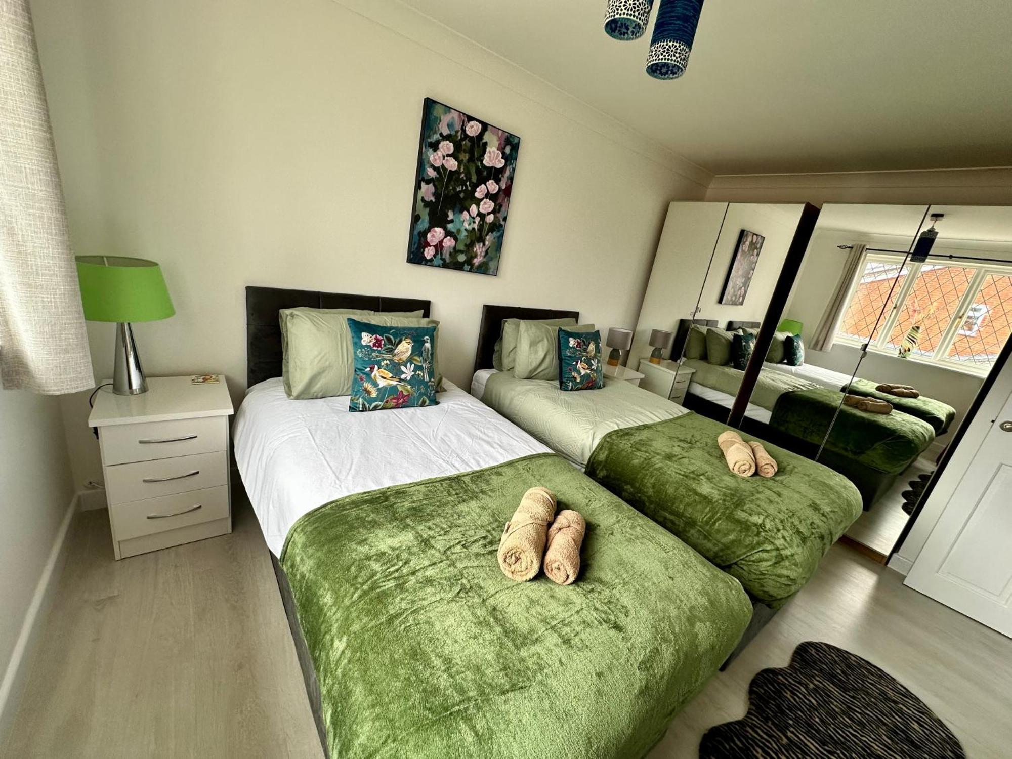 Beautiful House In South Cambridge, 14-Min Drive To The City Centre, Free Parking, No Sofabeds, Sleeps 6 Екстериор снимка